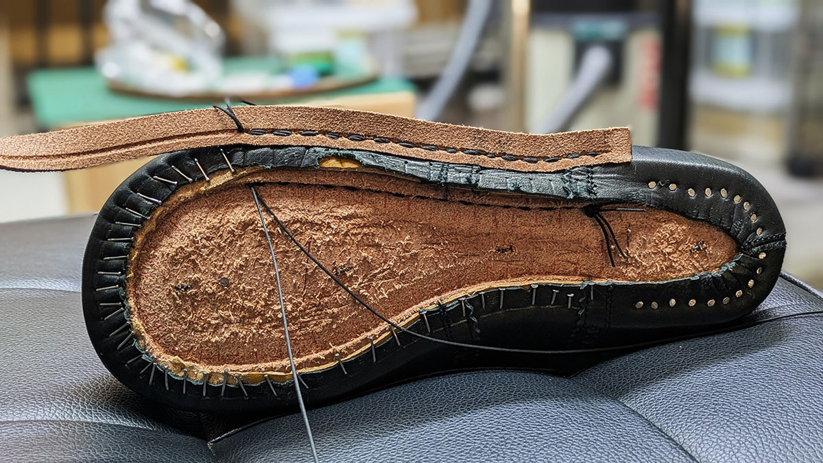 作業画像 ハンドソーンウェルテッド製法