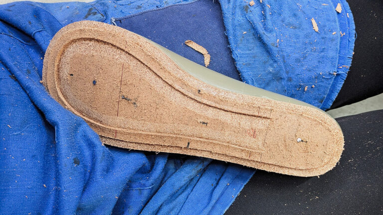 作業画像 ハンドソーンウェルテッド製法 中底加工