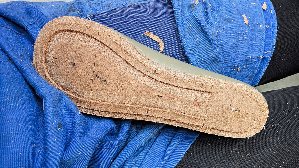 作業画像 ハンドソーンウェルテッド製法 中底加工