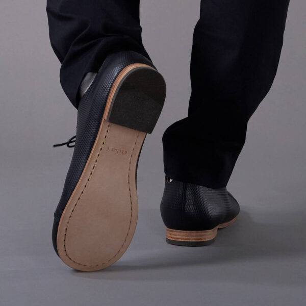 クラシックスニーカー デコ レザーソール ブラック モデル着用