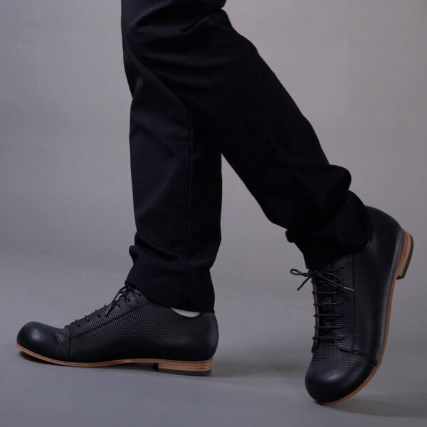 クラシックスニーカー デコ レザーソール ブラック モデル着用
