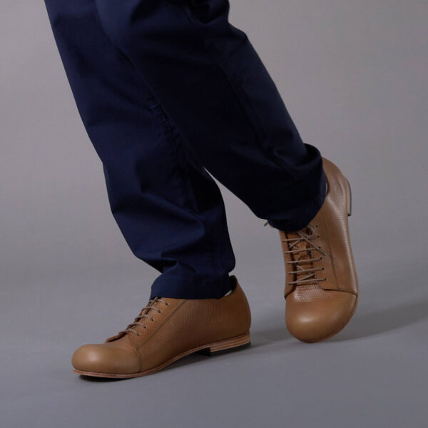 クラシックスニーカー デコ レザーソール ブラウン モデル着用