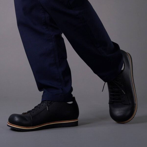 クラシックスニーカー デコ スニーカーソール ブラック モデル着用