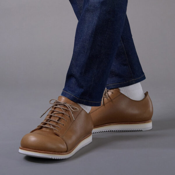 クラシックスニーカー デコ スニーカーソール ブラウン モデル着用