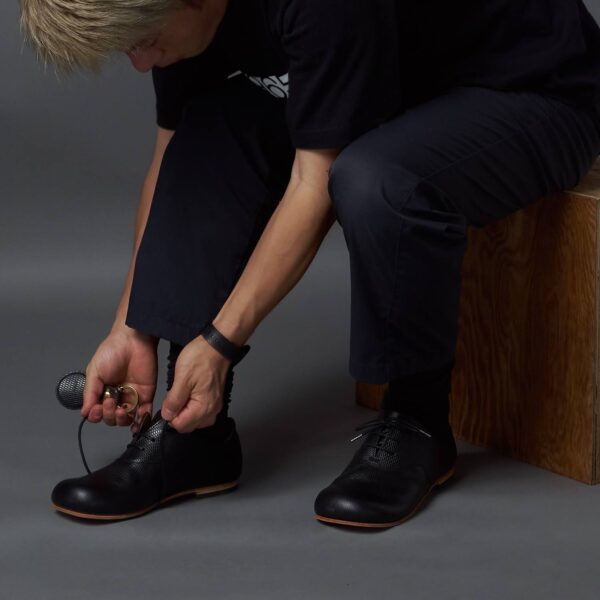 デコ プレーントゥ ブラック モデル着用