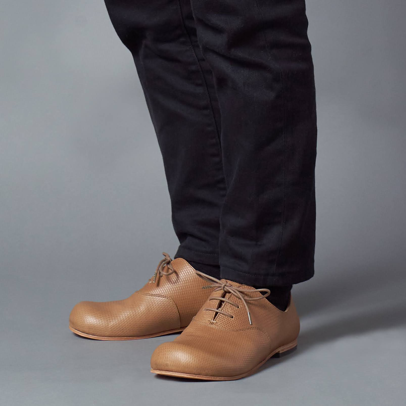 デコ　プレーントゥ ブラウン モデル着用