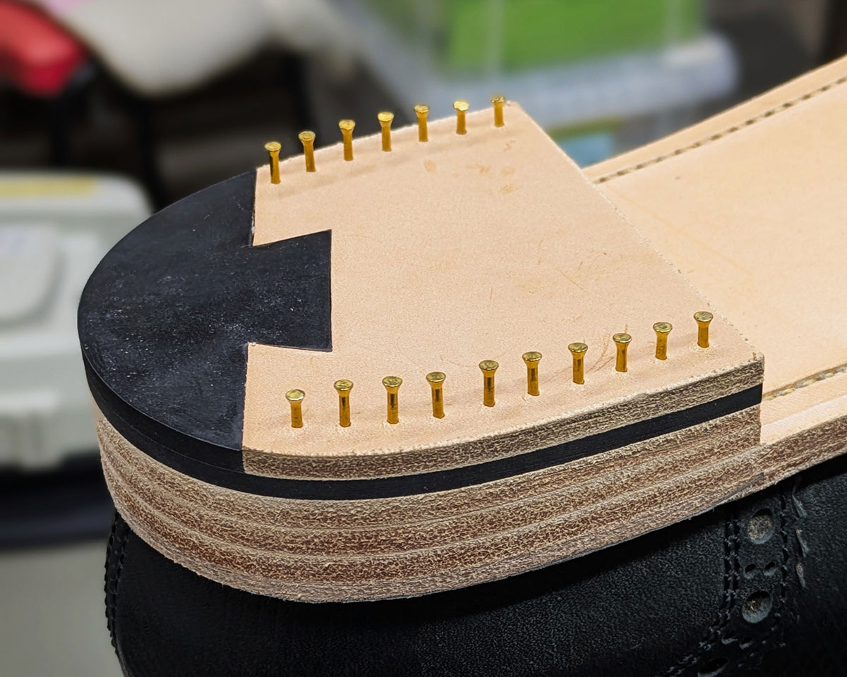 作業画像 ヒール 真鍮釘