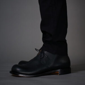 チャッカブーツデコ ハンドソーン製法タイプ ブラック モデル着用