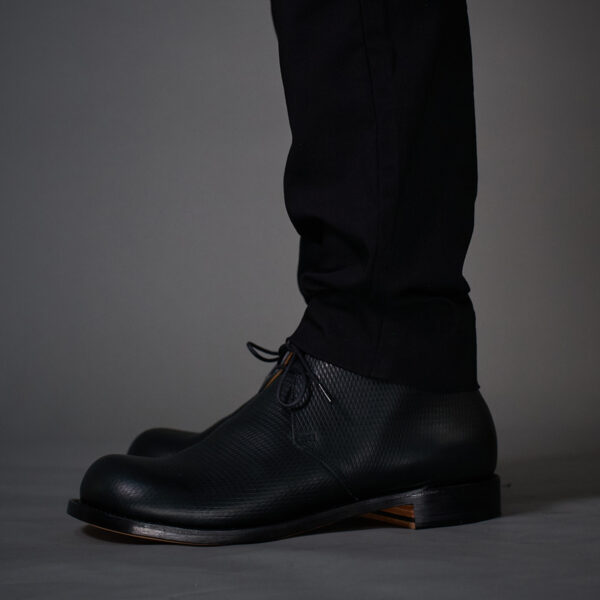 チャッカブーツデコ ハンドソーン製法タイプ ブラック モデル着用