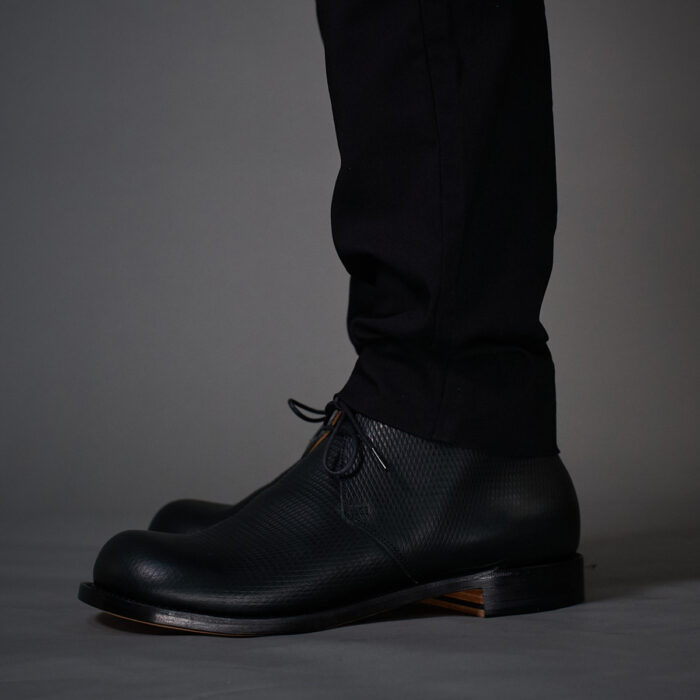 チャッカブーツデコ ハンドソーン製法タイプ ブラック モデル着用