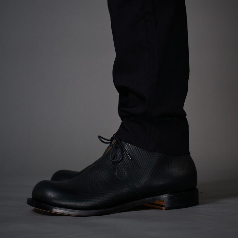 チャッカブーツデコ ハンドソーン製法タイプ ブラック モデル着用