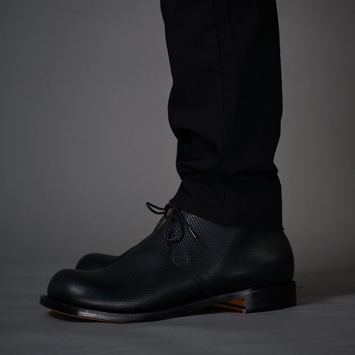 チャッカブーツデコ ハンドソーン製法タイプ ブラック モデル着用