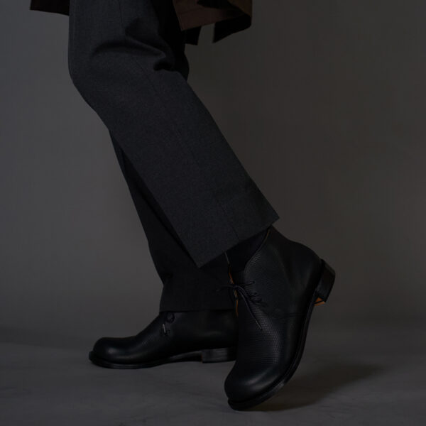 チャッカブーツデコ ハンドソーン製法タイプ ブラック モデル着用