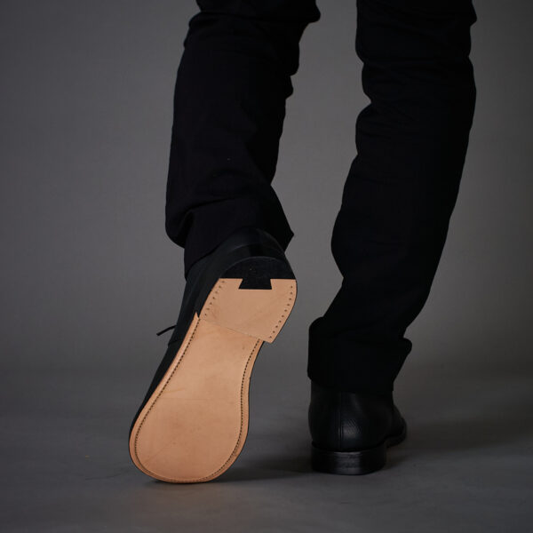 チャッカブーツデコ ハンドソーン製法タイプ ブラック モデル着用