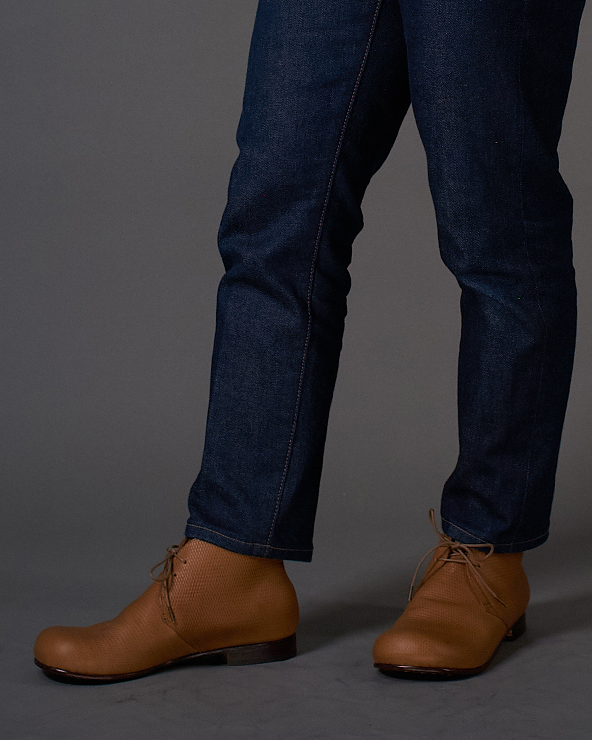 チャッカブーツデコ マッケイ製法タイプ ブラウン モデル着用