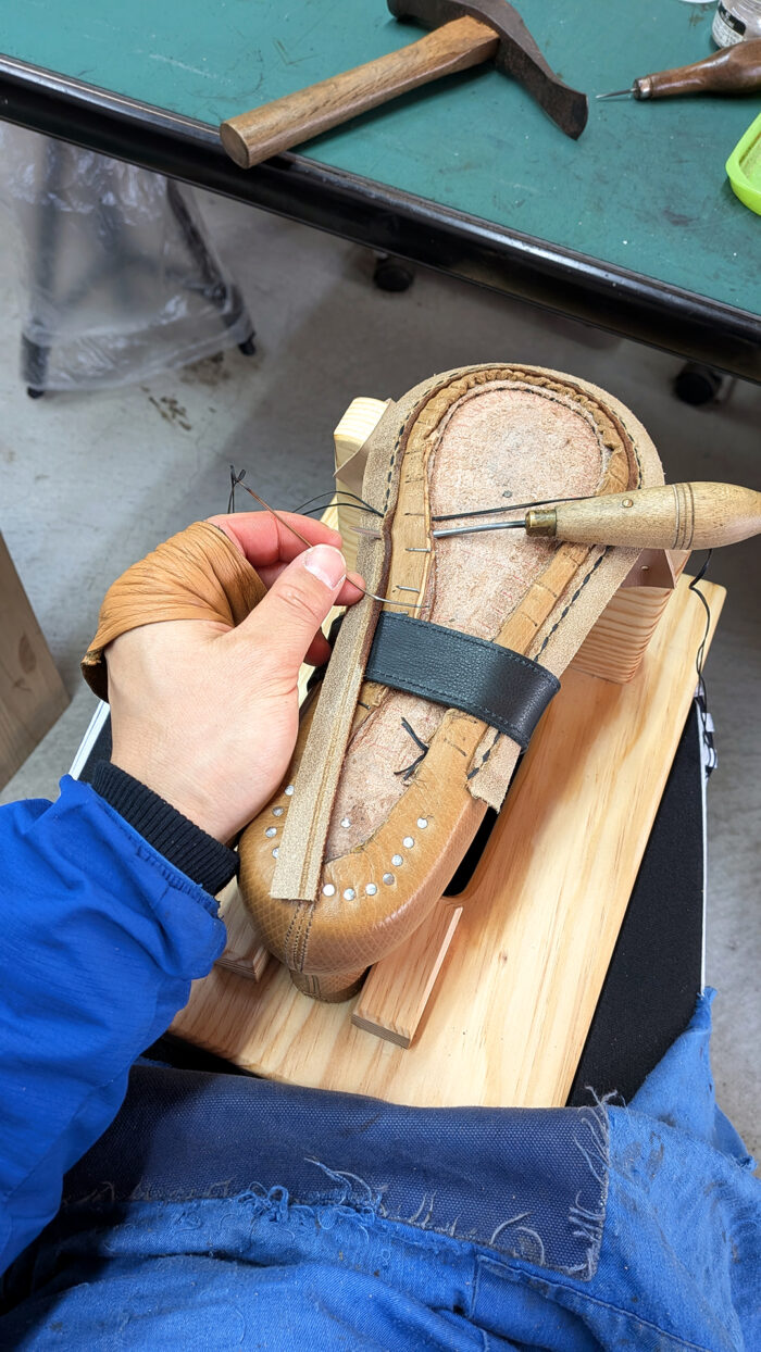 ハンドソーンウェルテッド製法のすくい縫い（チャッカブーツの手縫いによる底付け工程）