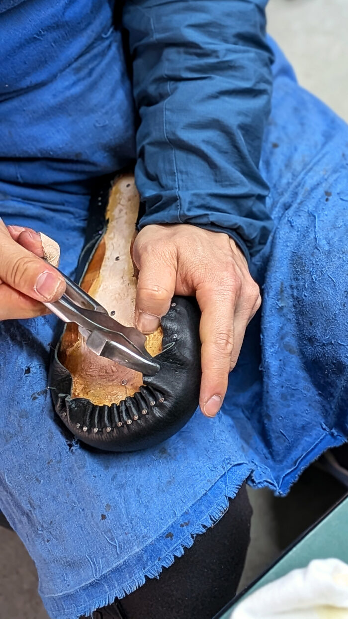 手製靴のチャッカブーツのつり込み工程、つま先の革をワニで引っ張る作業