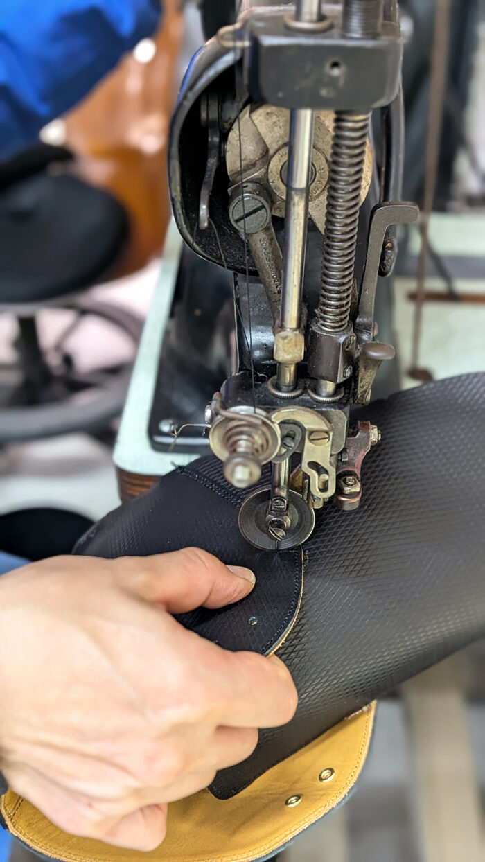 チャッカブーツのアッパー縫製(手回しミシンによる閂縫い)