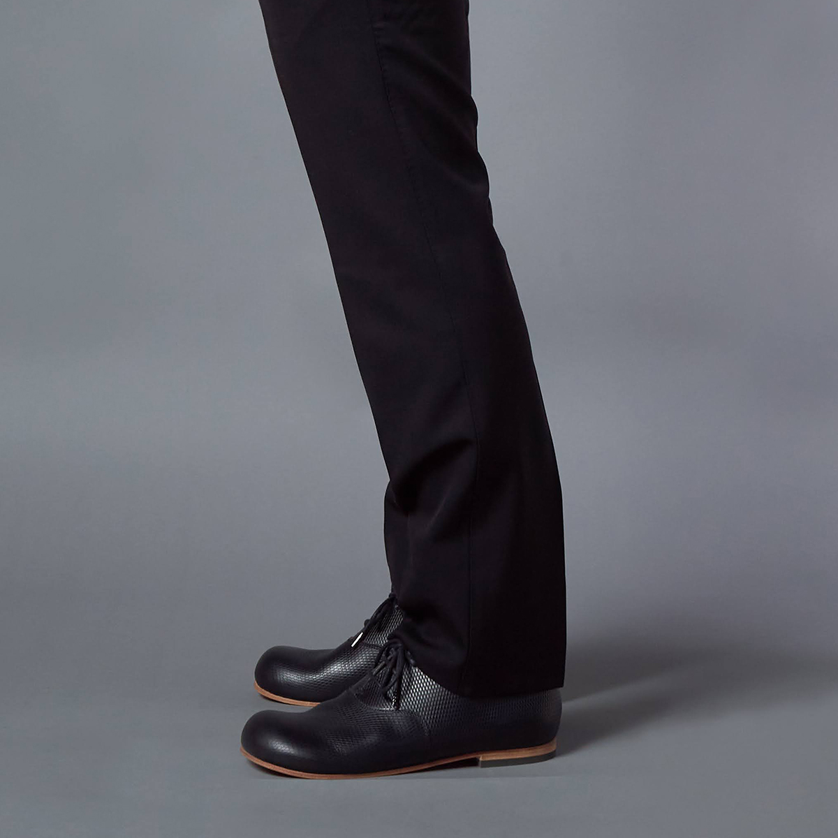 デコ プレーントゥ ブラック モデル着用