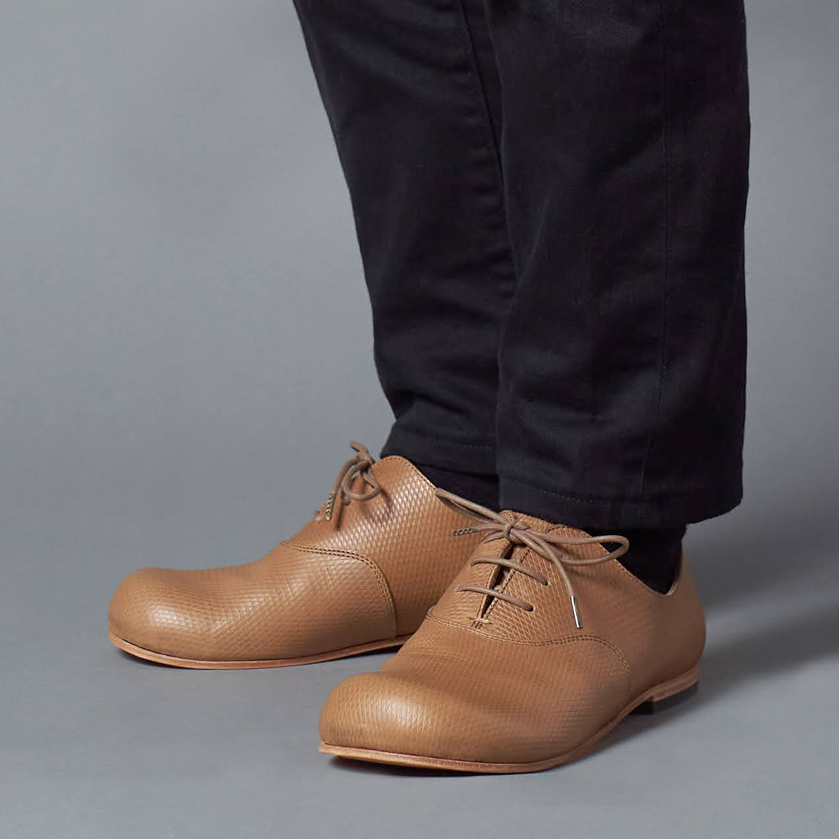 デコ　プレーントゥ ブラウン モデル着用